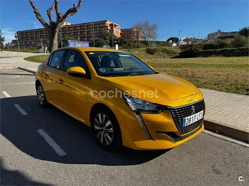 Usado Peugeot 208 Allure 100 CV (73 kW) 2020 Amarillo Utilitario