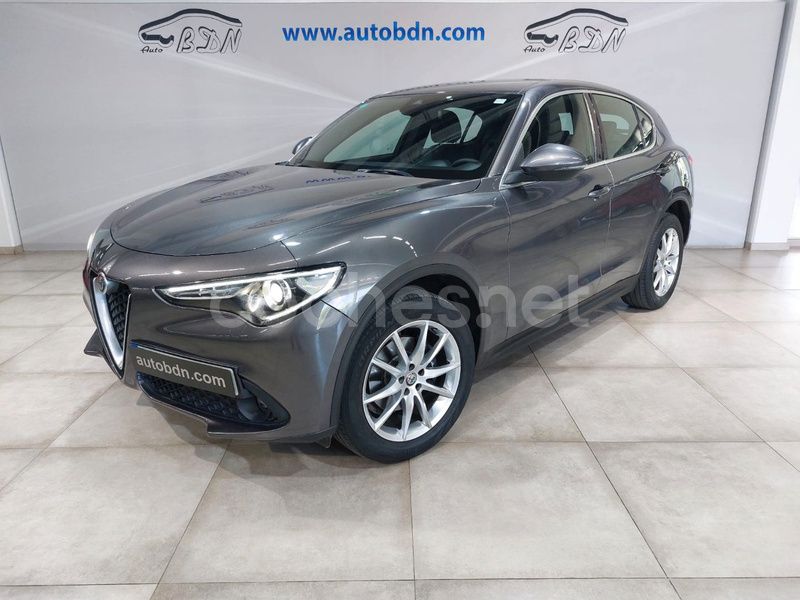 Gris / plata Usado 2017 Alfa Romeo Stelvio Super SUV | 23.900 € (Precio justo) - Imagen 1/4