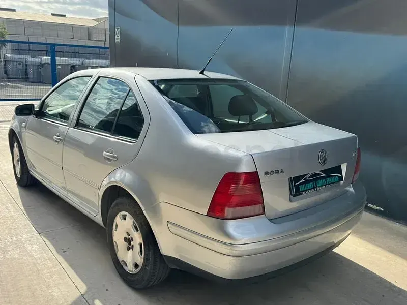 Usado VW Bora Trendline 110 CV (80 kW) 2003 Gris / plata Berlina