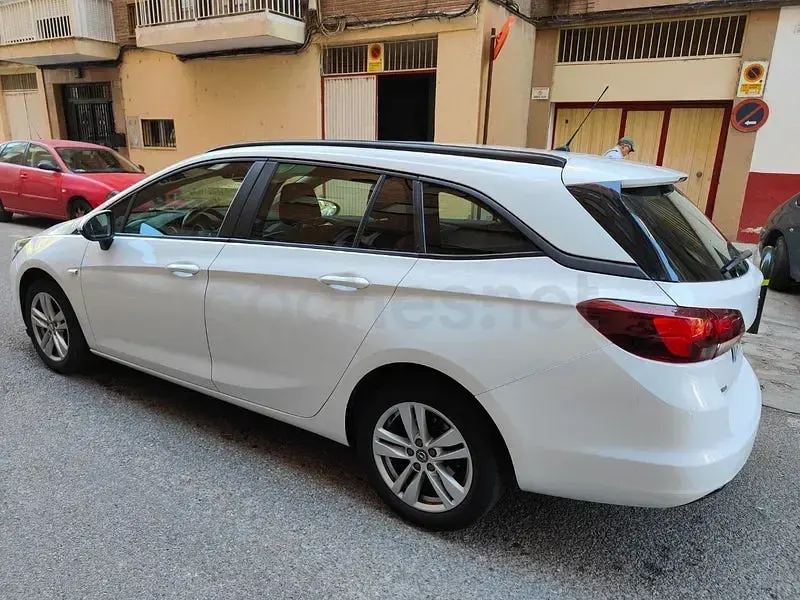 Usado Opel Astra Selective 110 CV (80 kW) 2019 Blanco Familiar