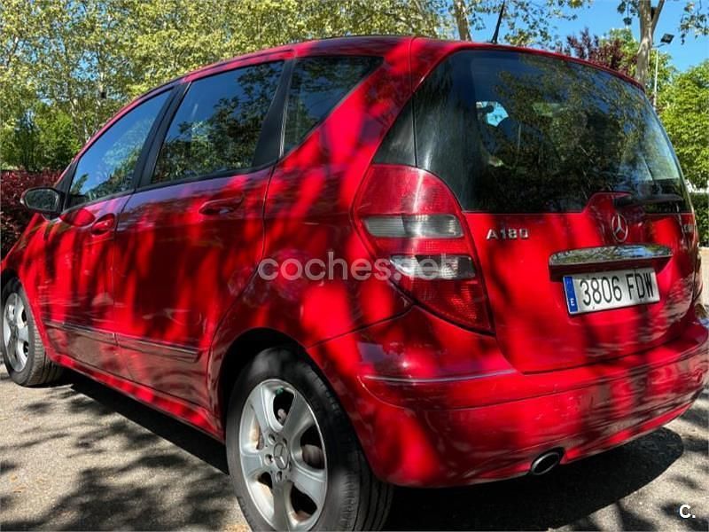 Usado Mercedes A180 Avantgarde 109 CV (80 kW) 2006 Rojo Monovolumen