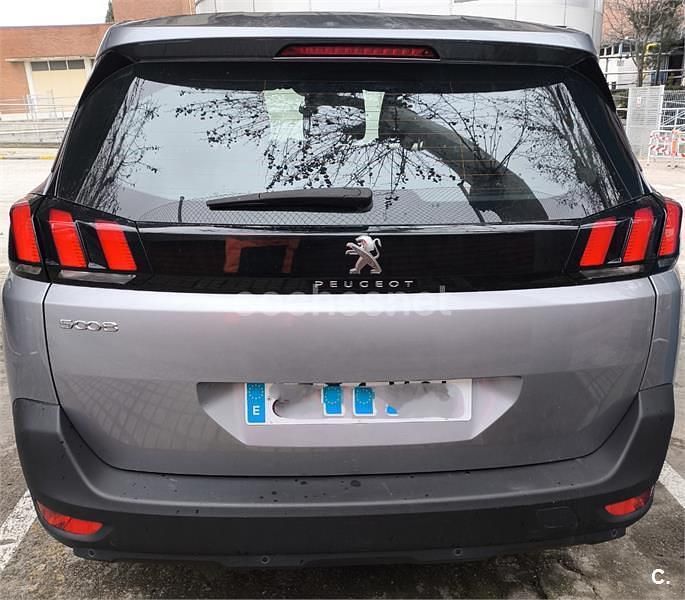 Usado Peugeot 5008 Active 136 CV (100 kW) 2024 Gris / plata SUV