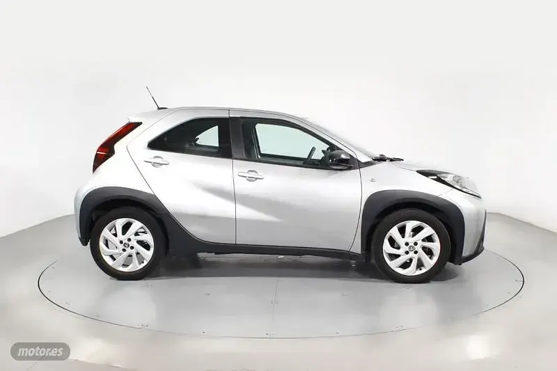 Usado Toyota Aygo X Play 72 CV (52 kW) 2022 Gris SUV