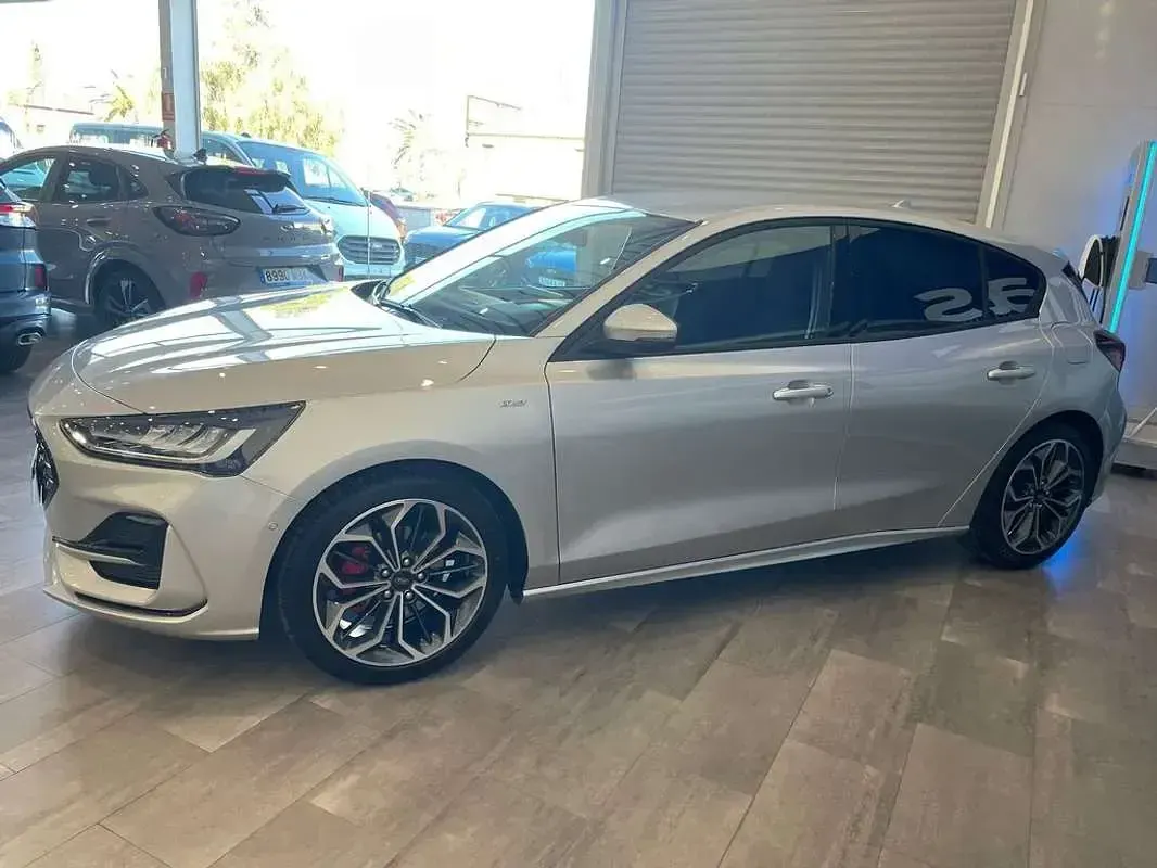 Usado Ford Focus ST-Line X 125 CV (91 kW) 2023 Plateado Utilitario