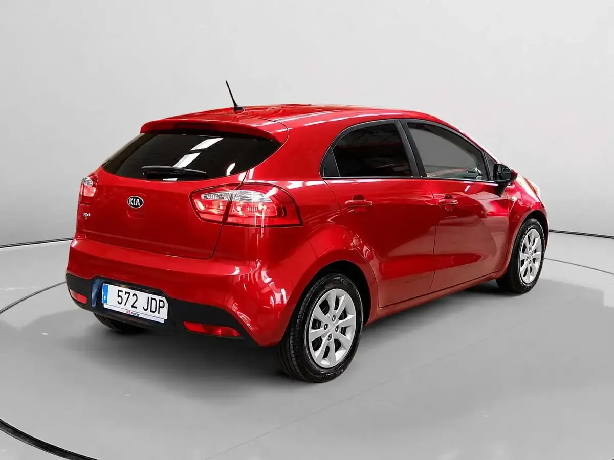 Usado Kia Rio 85 CV (62 kW) 2015 Rojo Utilitario
