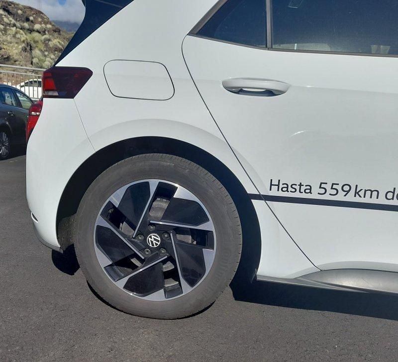 Usado VW ID.3 Pro 150 kW (204 CV) 2024 Blanco glaciar metalizado con techo negro Utilitario