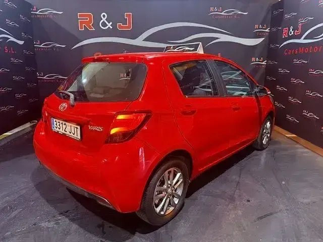 Usado Toyota Yaris Advance 99 CV (72 kW) 2016 Rojo Berlina