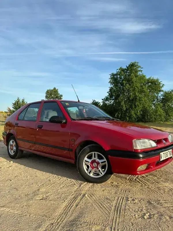 Usado Renault 19 94 CV (69 kW) 1992 Rojo Utilitario