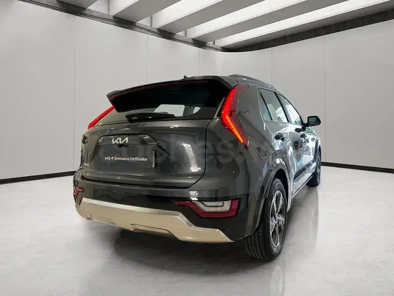 Usado Kia Niro 129 CV (94 kW) 2025 Gris / plata SUV