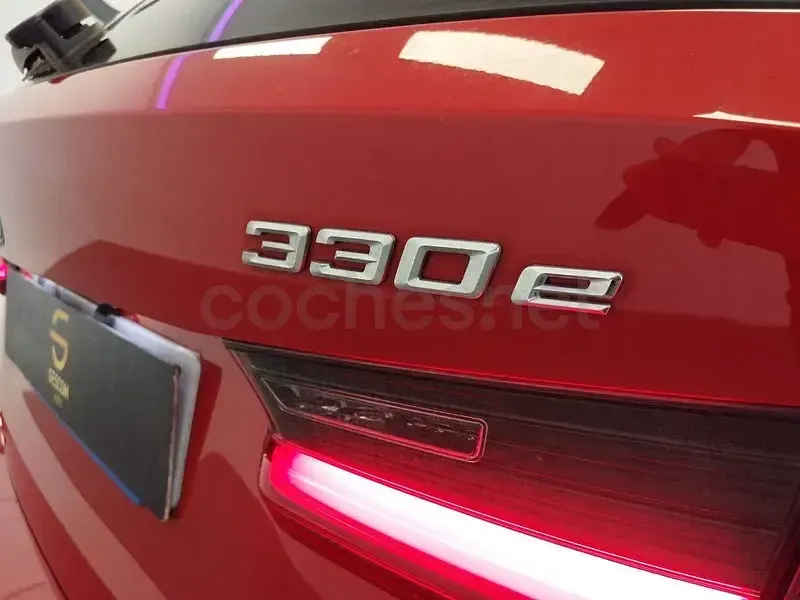 Usado BMW 330e 292 CV (214 kW) 2022 Rojo Familiar