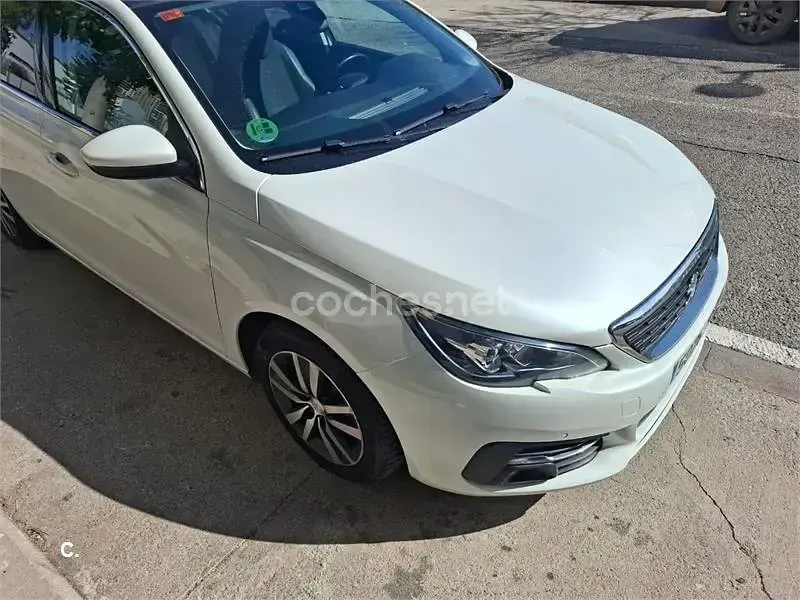 Usado Peugeot 308 Allure 130 CV (95 kW) 2018 Blanco Berlina