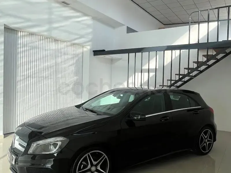 Usado Mercedes A180 AMG line 109 CV (80 kW) 2014 Negro Utilitario