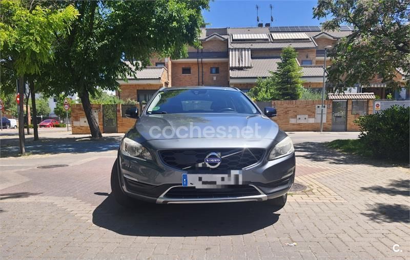 Gris / plata Usado 2017 Volvo V60 CC Familiar | 12.000 € (Caro) - Imagen 1/4