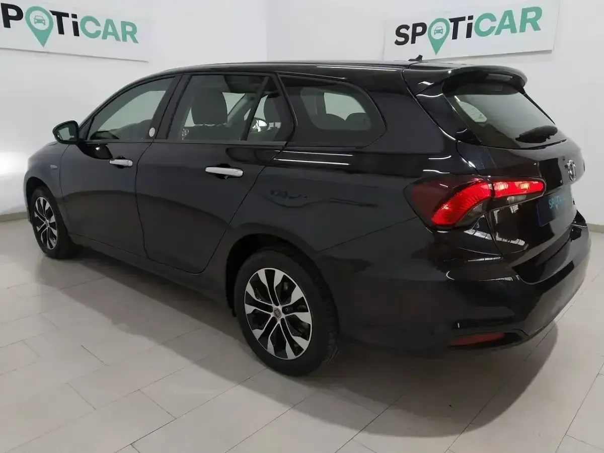 Usado Fiat Tipo Mirror 95 CV (69 kW) 2020 Negro Familiar