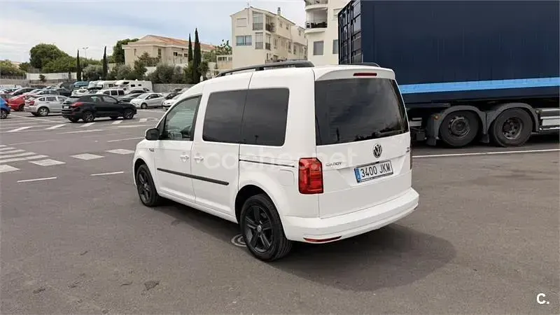 Usado VW Caddy Trendline 102 CV (75 kW) 2015 Blanco Monovolumen
