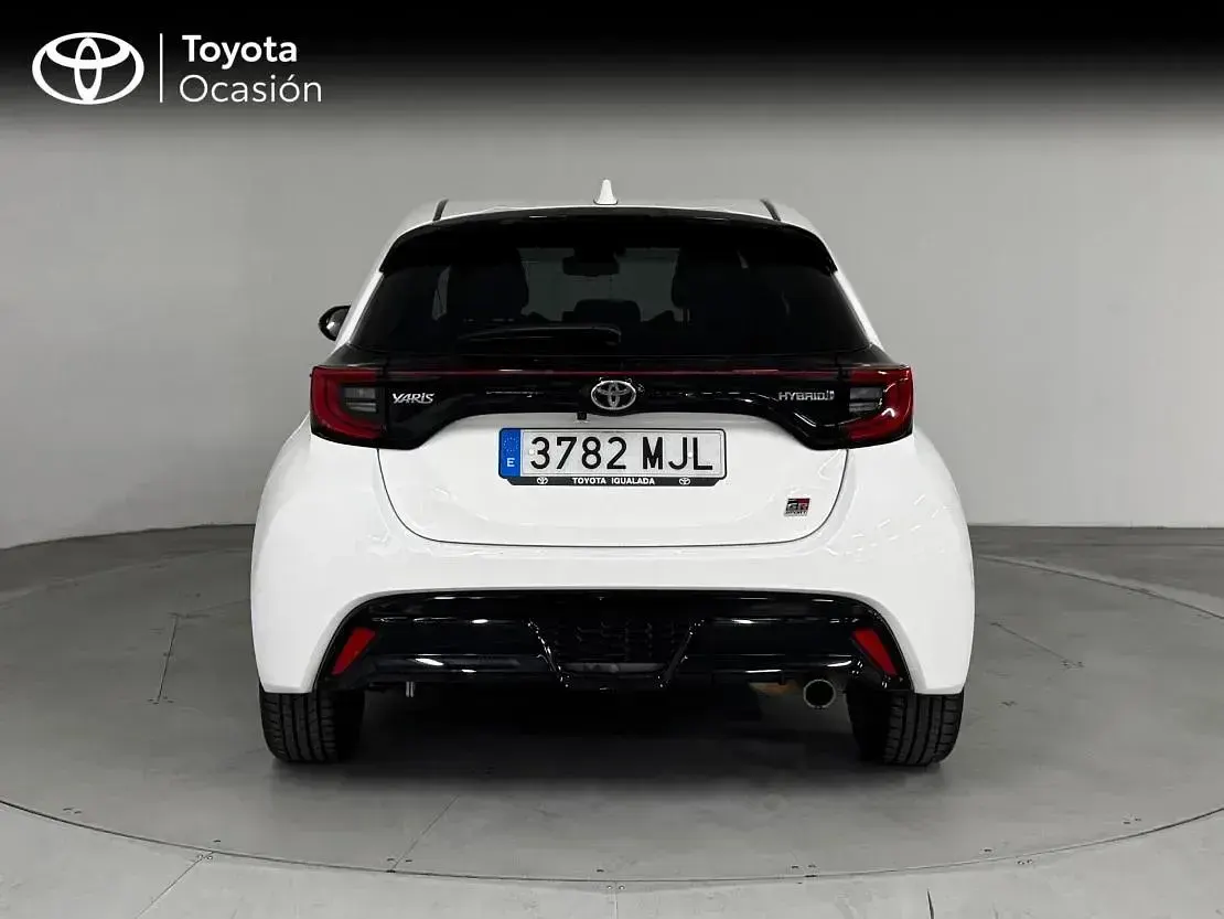 Usado Toyota Yaris Hybrid Sport 116 CV (85 kW) 2023 Blanco classic Berlina