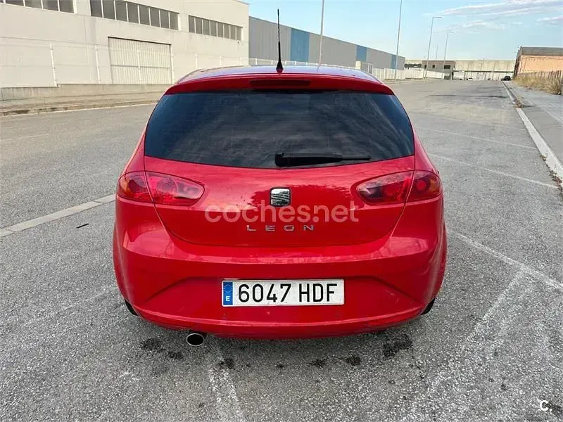 Usado Seat Leon Style 105 CV (77 kW) 2011 Rojo Utilitario