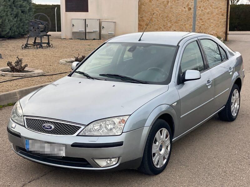 Usado Ford Mondeo 129 CV (94 kW) 2004 Plata Berlina