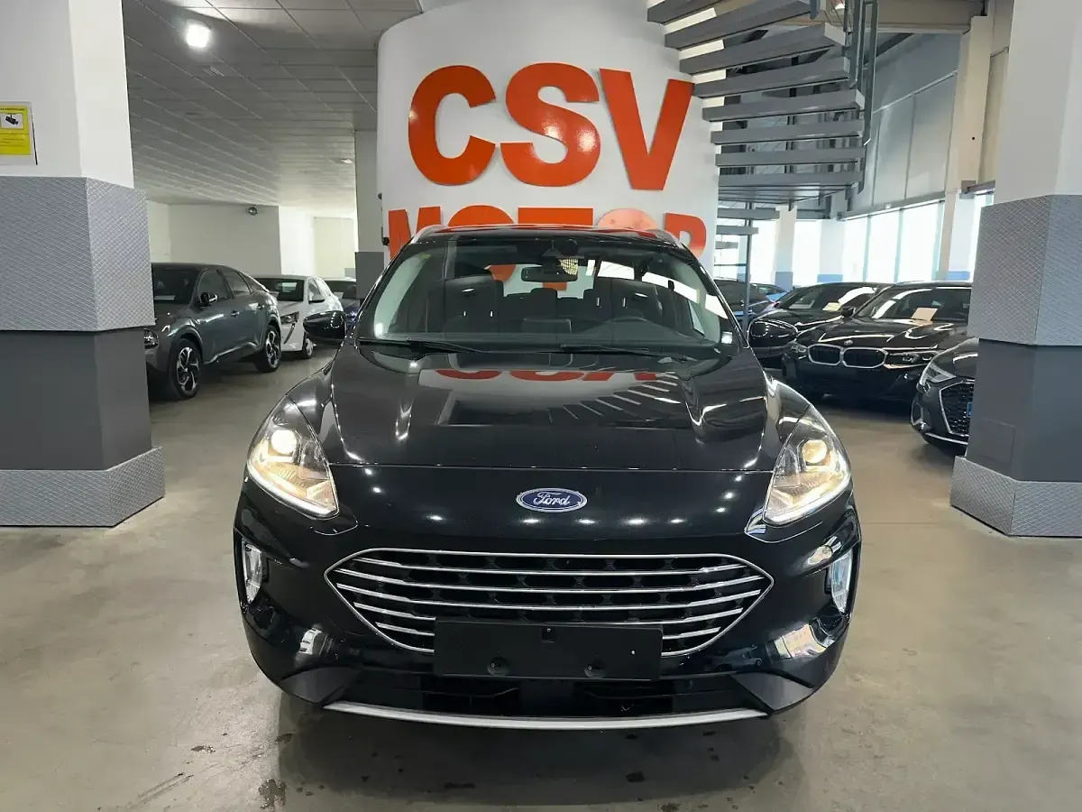 Usado Ford Kuga Titanium 225 CV (165 kW) 2022 Negro SUV