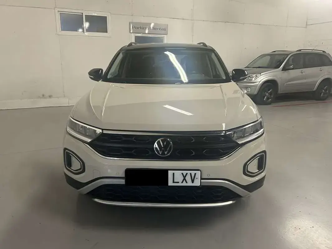 Usado VW T-Roc Life 110 CV (80 kW) 2022 Beige SUV