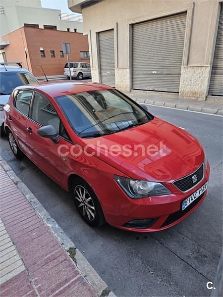 Usado Seat Ibiza Reference 70 CV (51 kW) 2014 Rojo Berlina