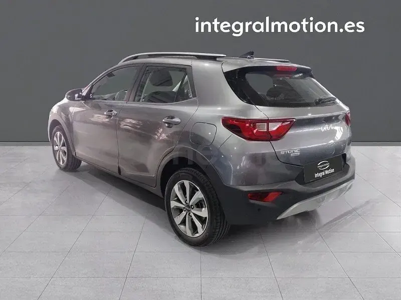 Usado Kia Stonic 100 CV (73 kW) 2024 Gris / plata SUV