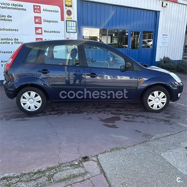 Usado Ford Fiesta Ambiente 68 CV (50 kW) 2002 Azul Utilitario