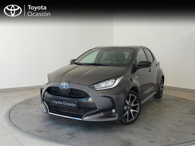 Gris / plata Usado 2021 Toyota Yaris Hybrid Style Berlina | 19.200 € (Precio justo) - Imagen 1/4
