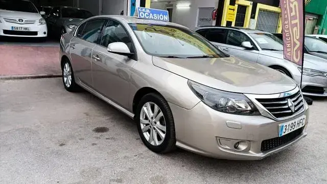 Usado Renault Latitude Expression 150 CV (110 kW) 2011 Marrón Berlina
