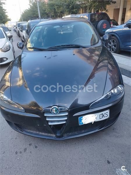 Negro Usado 2005 Alfa Romeo 147 Distinctive Utilitario | 2350 € - Imagen 1/4