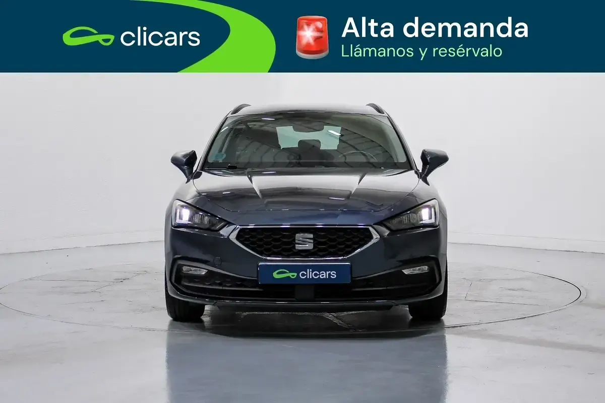 Usado Seat Leon Style 110 CV (80 kW) 2023 Gris Familiar
