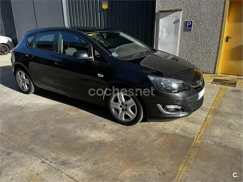 Usado Opel Astra Sportive 110 CV (80 kW) 2013 Negro Berlina