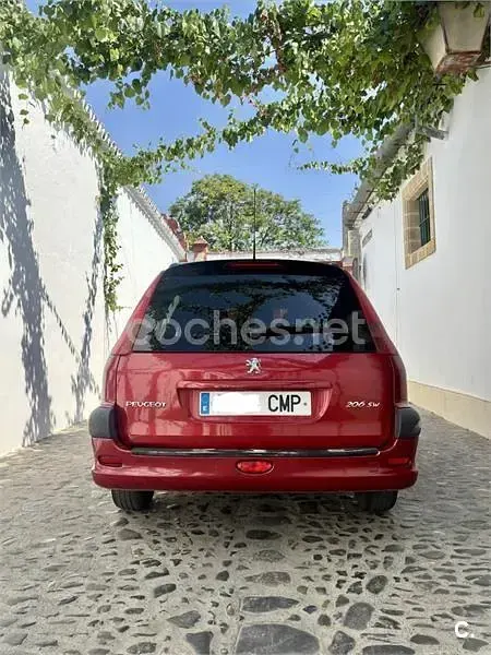 Usado Peugeot 206 75 CV (55 kW) 2003 Rojo Familiar
