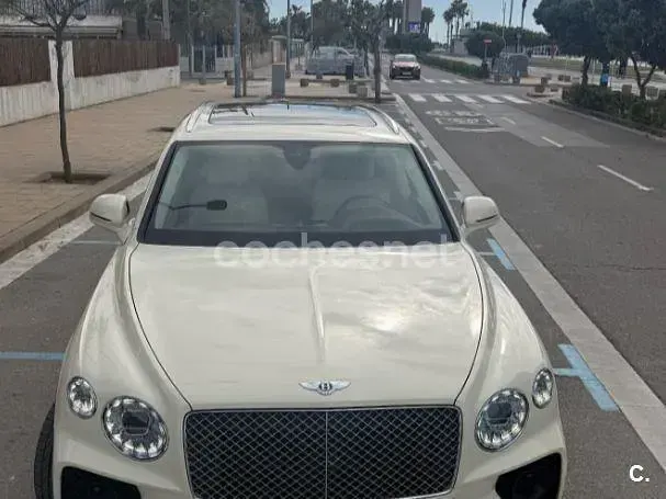 Usado Bentley Bentayga 550 CV (404 kW) 2022 Beige SUV
