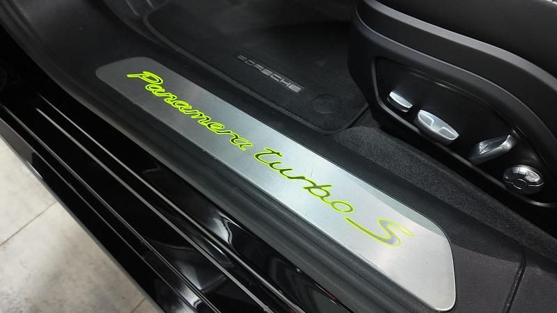 Usado Porsche Panamera Sport Turismo 700 CV (514 kW) 2020 Negro Familiar