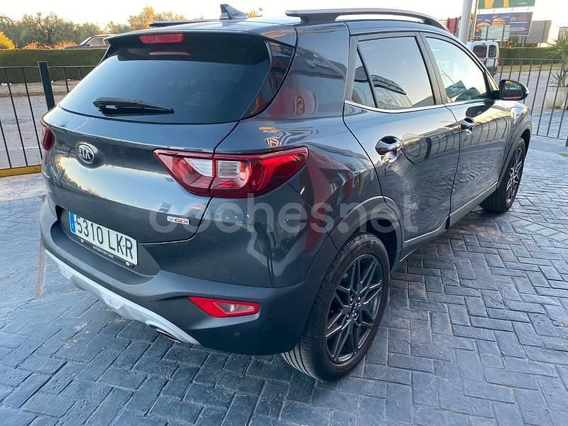 Usado Kia Stonic 100 CV (73 kW) 2020 Gris / plata SUV