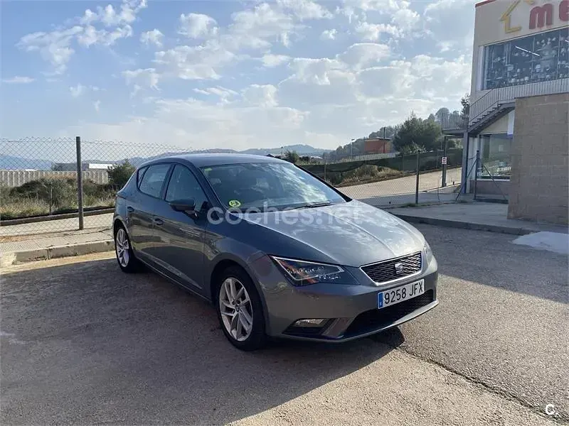 Käytetty Seat Leon Style 105 HP (77 kW) 2015 Harmaa Sedan