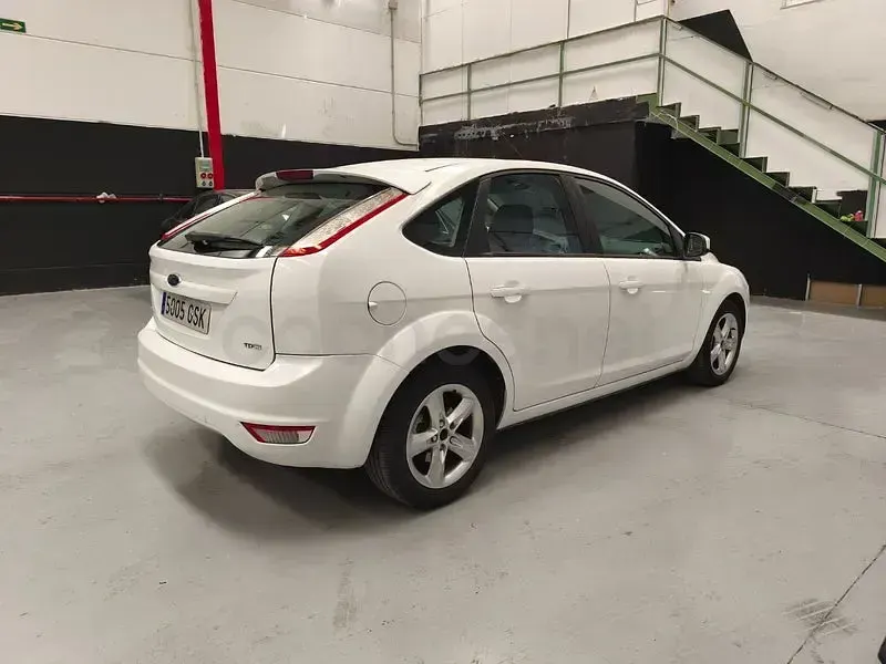 Usado Ford Focus Trend 90 CV (66 kW) 2010 Blanco Berlina