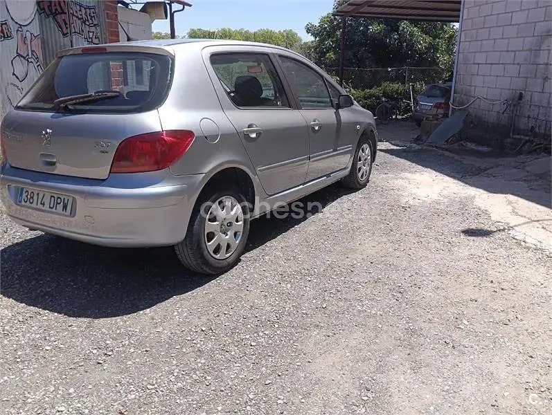 Usado Peugeot 307 90 CV (66 kW) 2005 Gris / plata Berlina