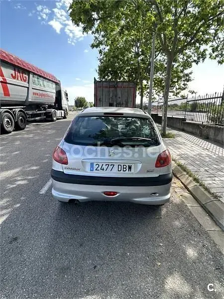 Usado Peugeot 206 60 CV (44 kW) 2004 Gris / plata Berlina