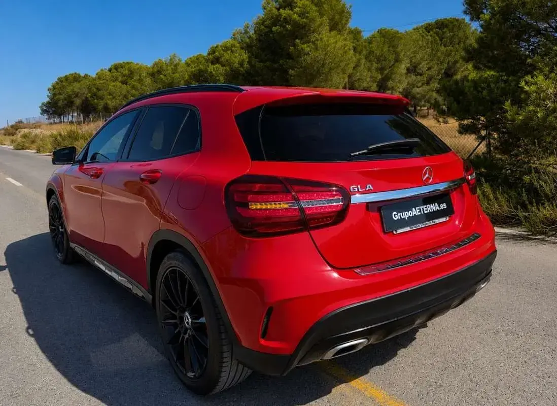 Usado Mercedes GLA180 122 CV (89 kW) 2020 Rojo SUV