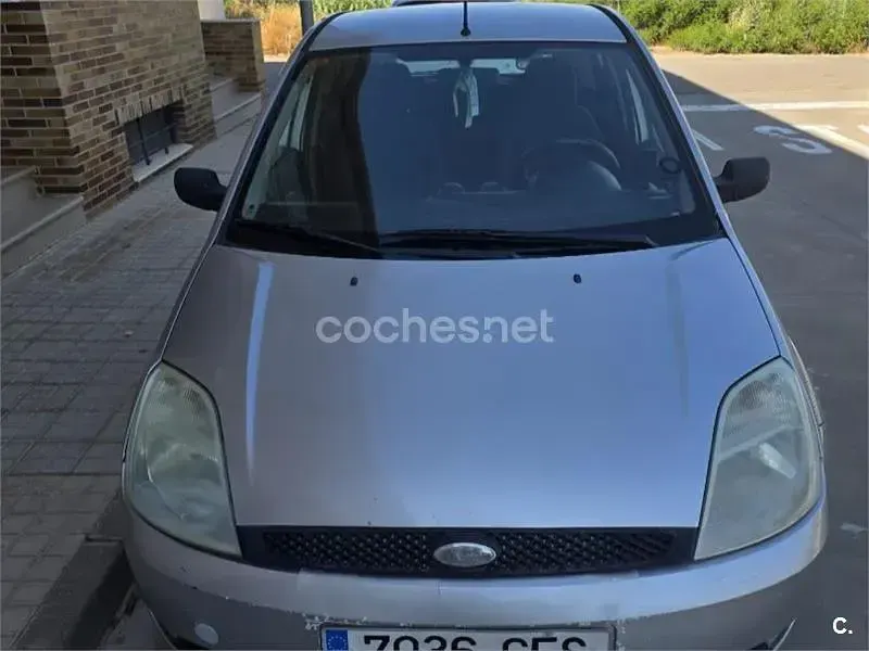 Usado Ford Fiesta Trend 80 CV (58 kW) 2003 Gris / plata Utilitario