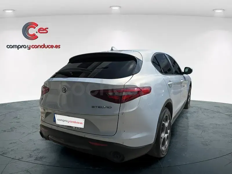 Usado Alfa Romeo Stelvio Sprint 190 CV (139 kW) 2022 Beige SUV
