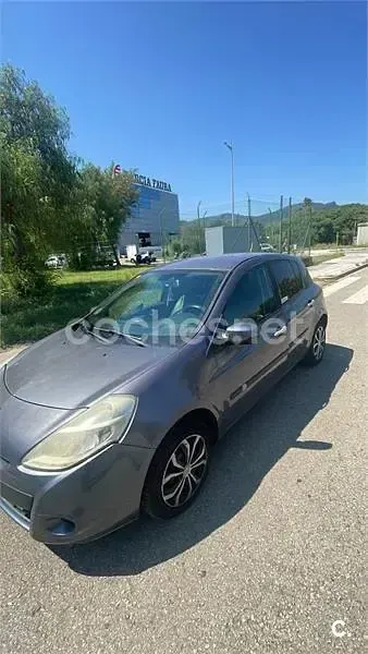 Usado Renault Clio II 70 CV (51 kW) 2010 Gris / plata Berlina