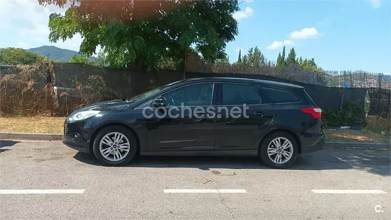 Usado Ford Focus Trend 125 CV (91 kW) 2014 Negro Familiar
