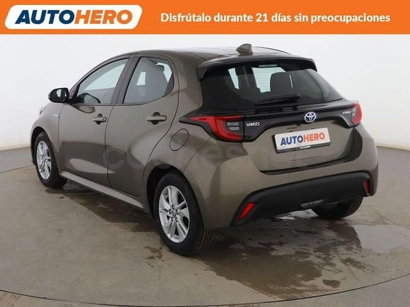 Usado Toyota Yaris Hybrid Active 116 CV (85 kW) 2021 Gris Berlina