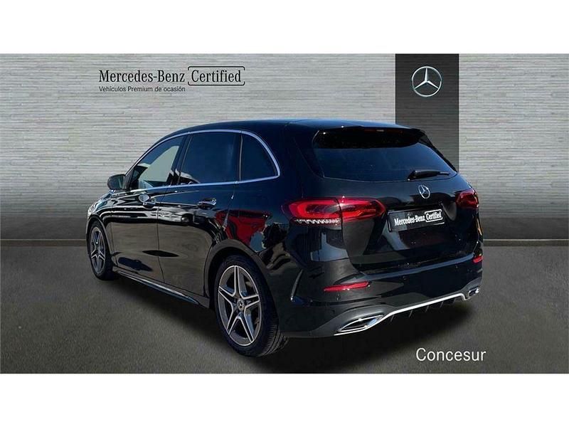 Usado Mercedes B200 AMG line 150 CV (110 kW) 2020 Negro noche Monovolumen