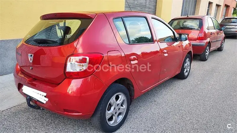 Usado Dacia Sandero 90 CV (66 kW) 2015 Granate Berlina