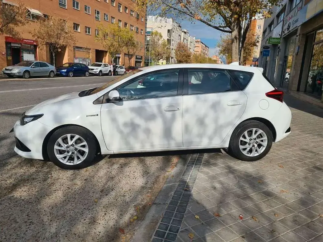 Usado Toyota Auris Hybrid Active 136 CV (100 kW) 2017 Blanco Berlina