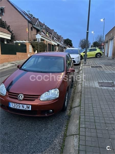 Naranja Usado 2006 VW Golf Conceptline Berlina | 4500 € (Precio justo) - Imagen 1/4